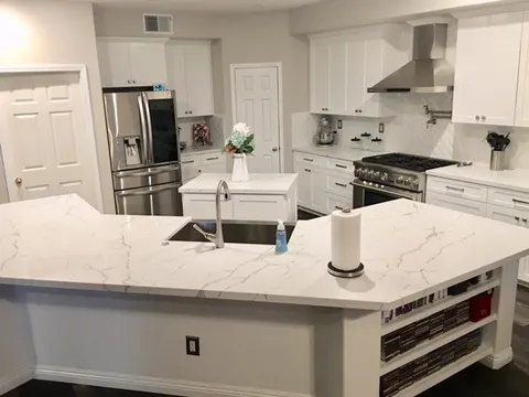 Modern custom kitchen remodel by Rocca Tile and Granite in the Inland Empire